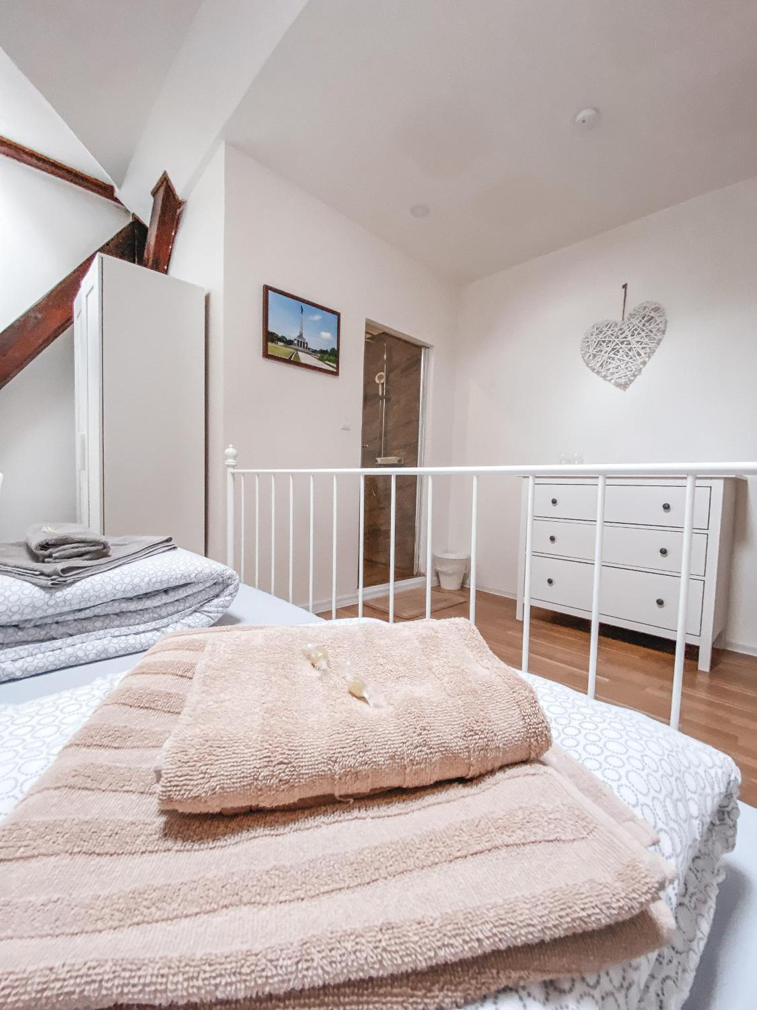Blue Lotus Apartments 브라티슬라바 외부 사진