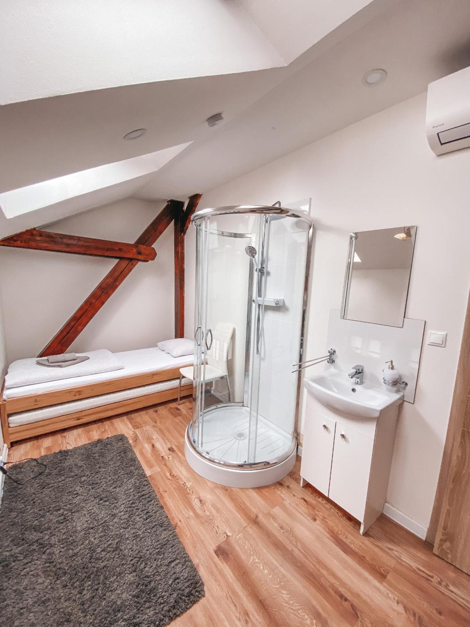 Blue Lotus Apartments 브라티슬라바 외부 사진