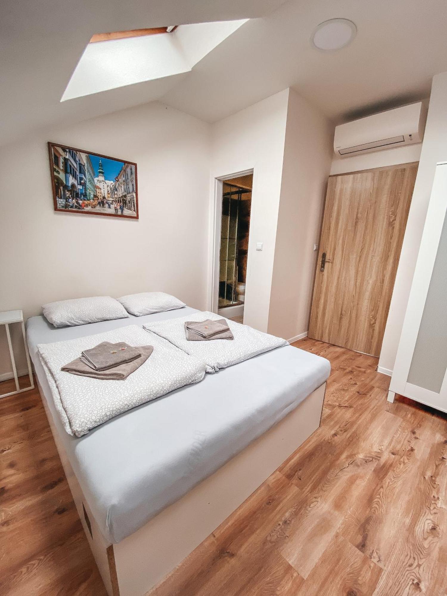 Blue Lotus Apartments 브라티슬라바 외부 사진