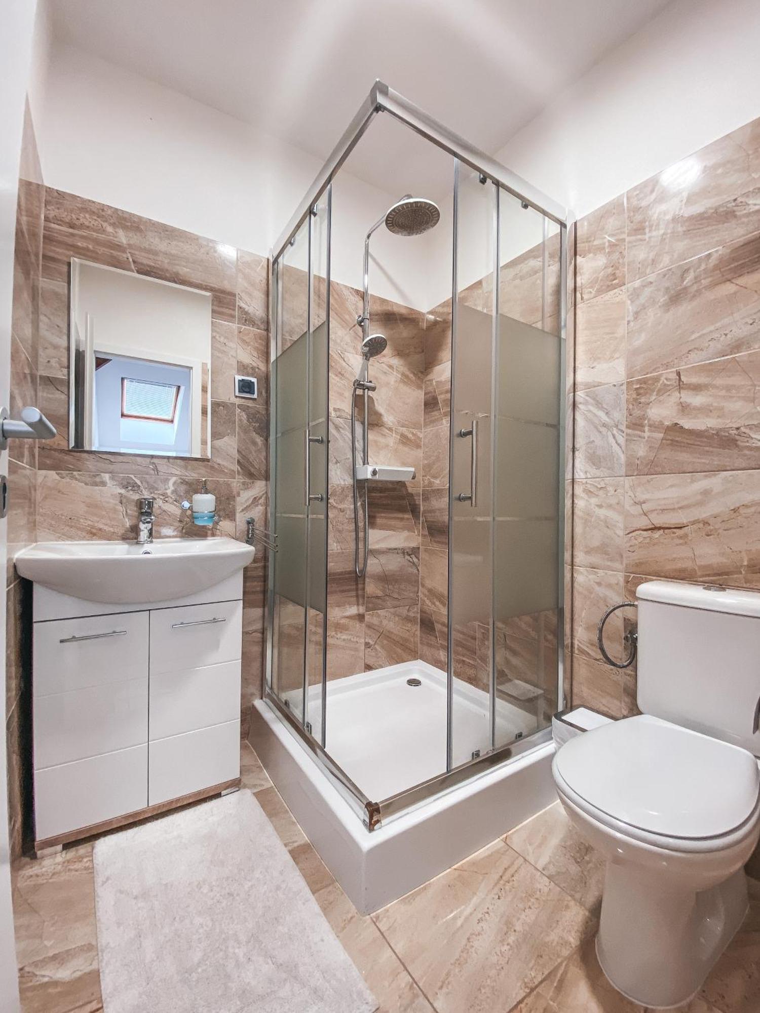 Blue Lotus Apartments 브라티슬라바 외부 사진